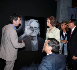 Su Majestad la Reina durante su recorrido por la exposición V Bienal de Arte Contemporáneo de la Fundación ONCE